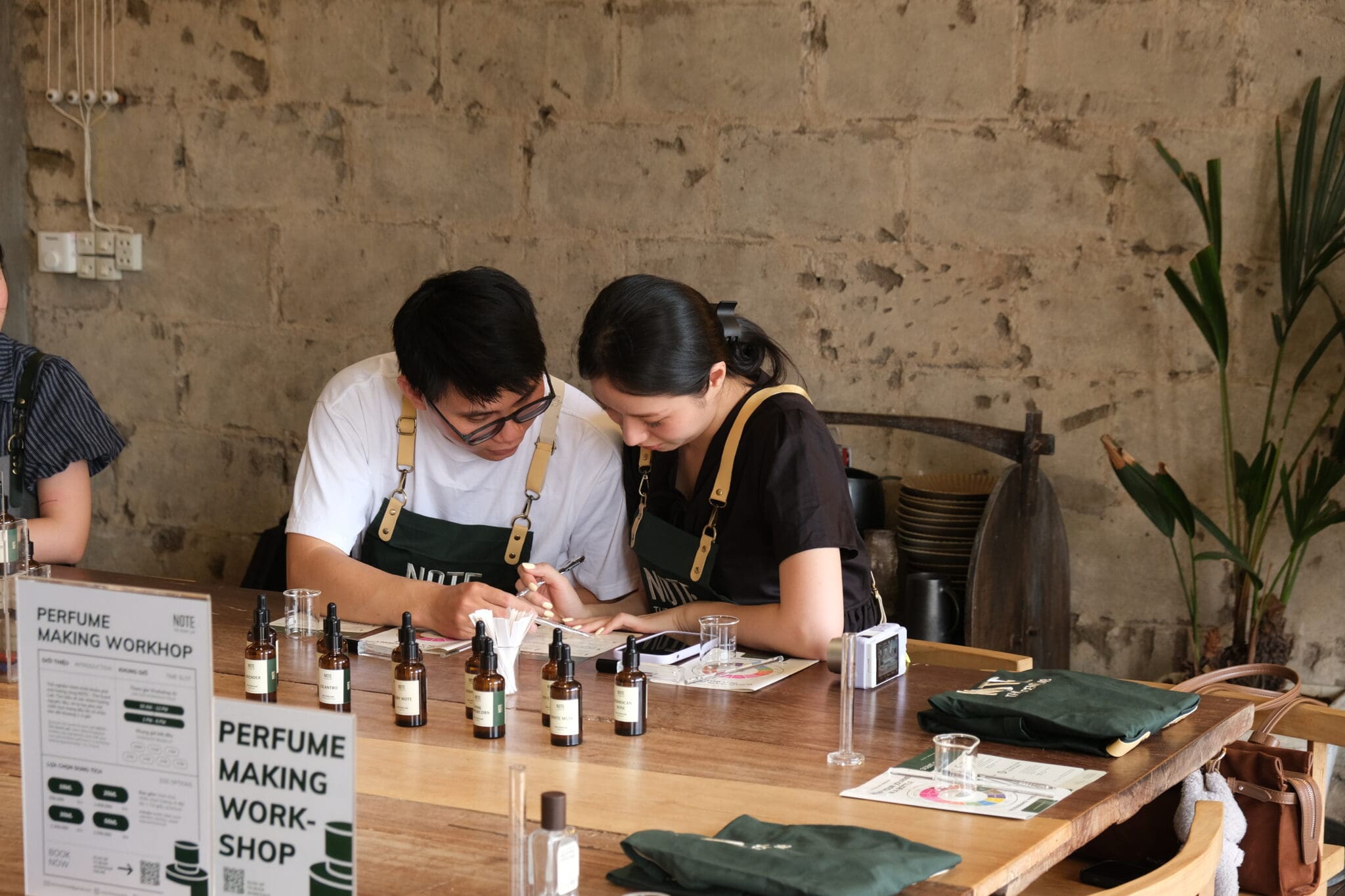 サイゴン 香水 ワークショップ 34NDH タオディエンで一緒にキャンドルを注ぐ二人の友人