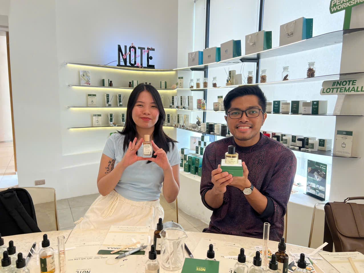 사이공 향수 워크숍 34NDH 타오디엔에서 함께 캔들을 붓는 두 친구