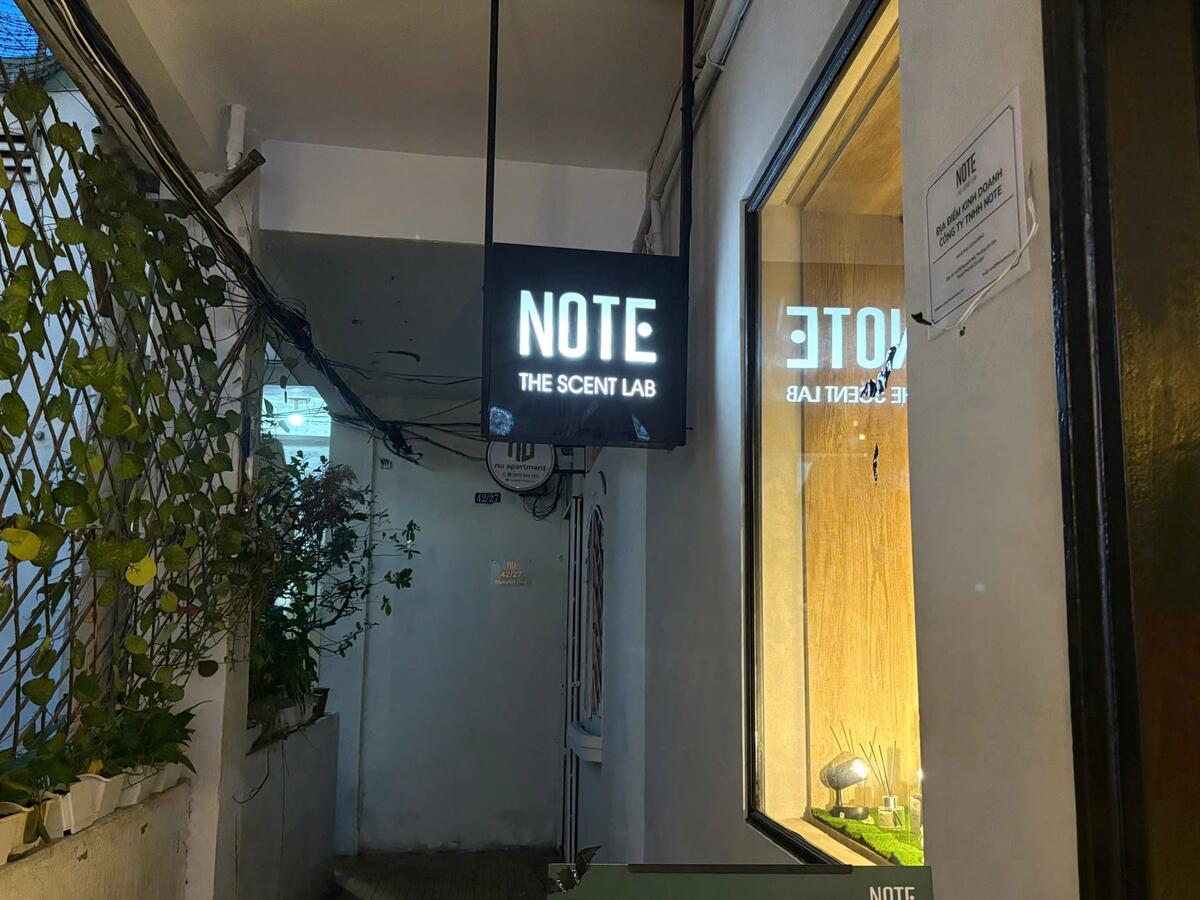 サイゴン香水ワークショップNOTE 42NHでカスタムフレグランスを調合するバックパッカー旅行者