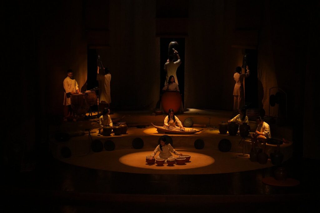 GOm Show Hanoi Gom Show Hanoi Hanoi cultural show Vietnamese Art