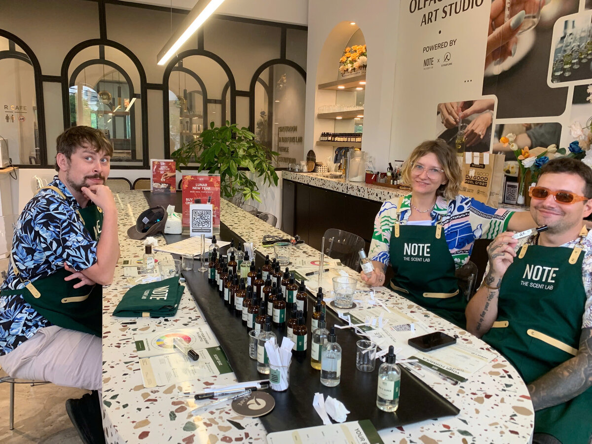 Смешивание парфюмерных ингредиентов в NOTE The Scent Lab Сайгон