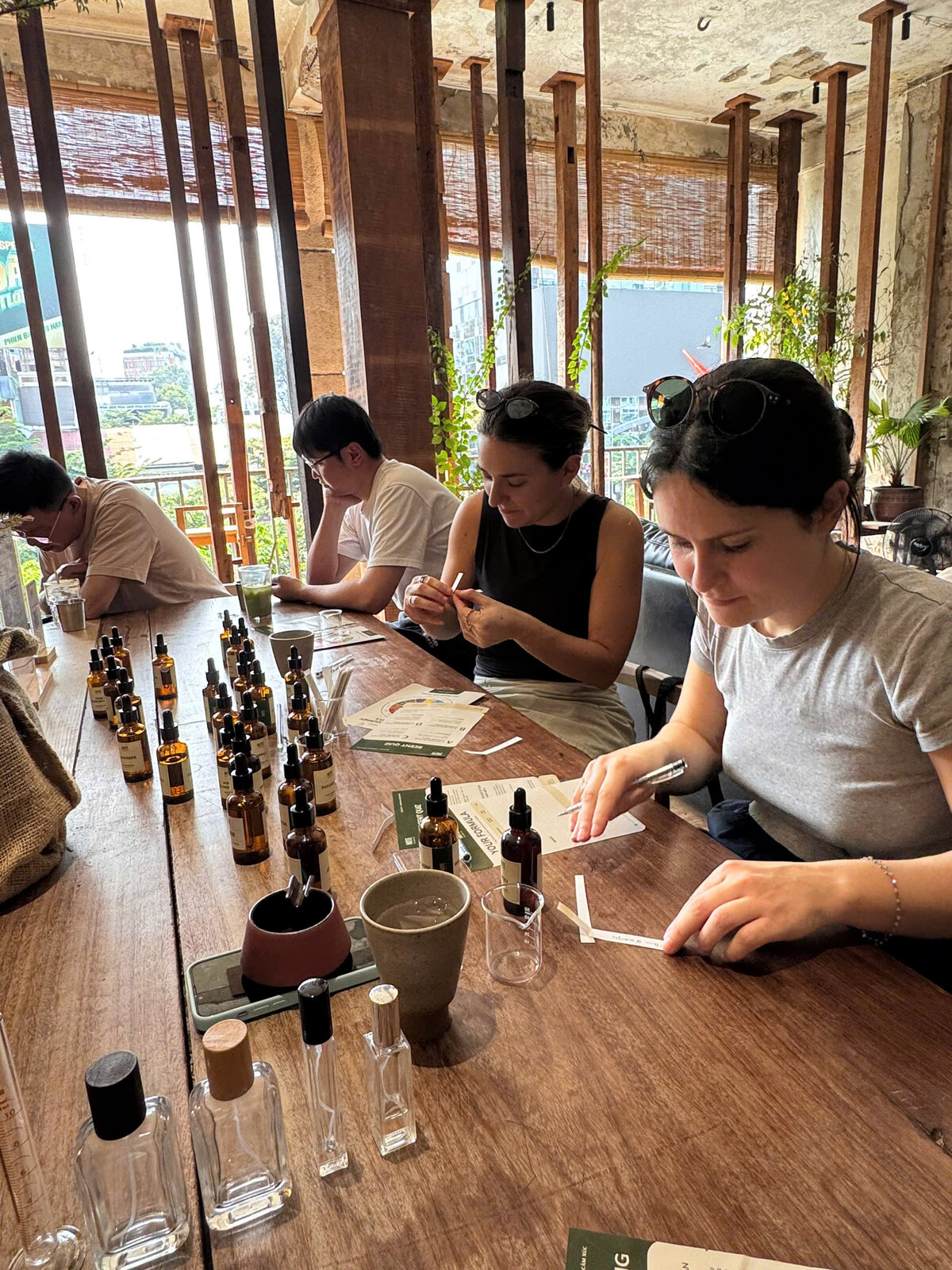 Флакон духов ручной работы — сувенир из Сайгона