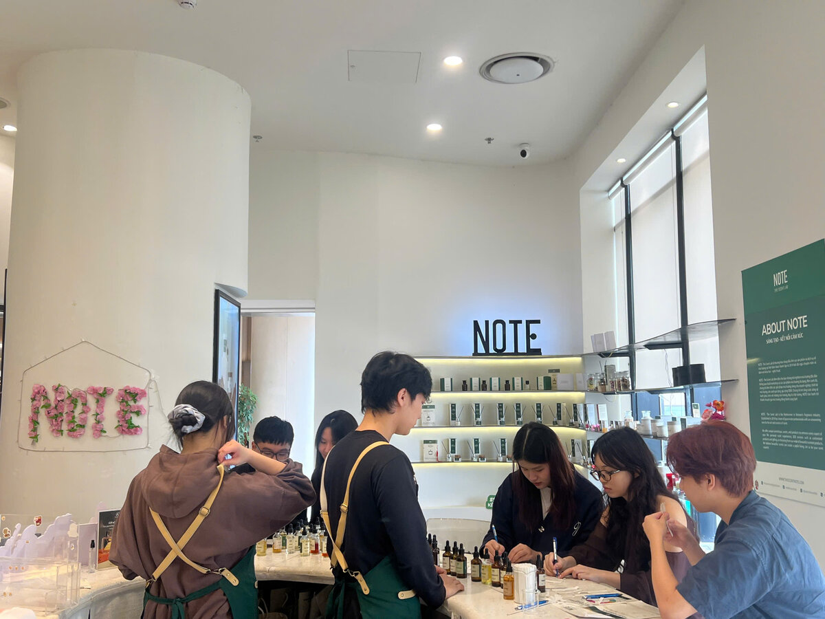 香水ワークショップ タオディエン - Student group at perfume workshop Vietnam
