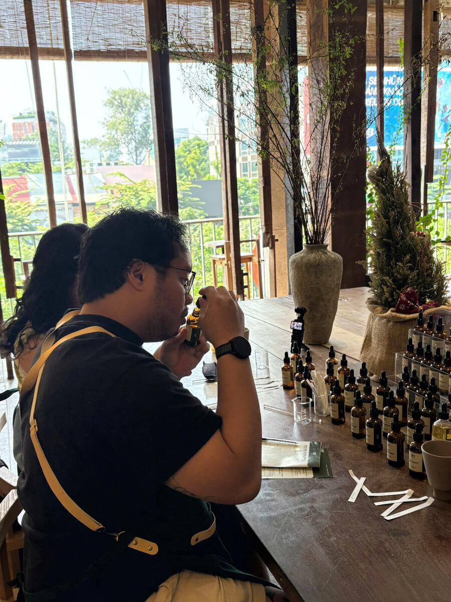 旅行者在西贡咖啡公寓香水工坊中发现香料原料