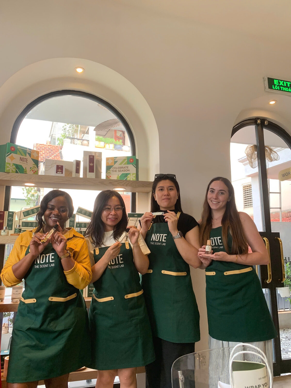 旅客在NOTE工坊制作个性化香水