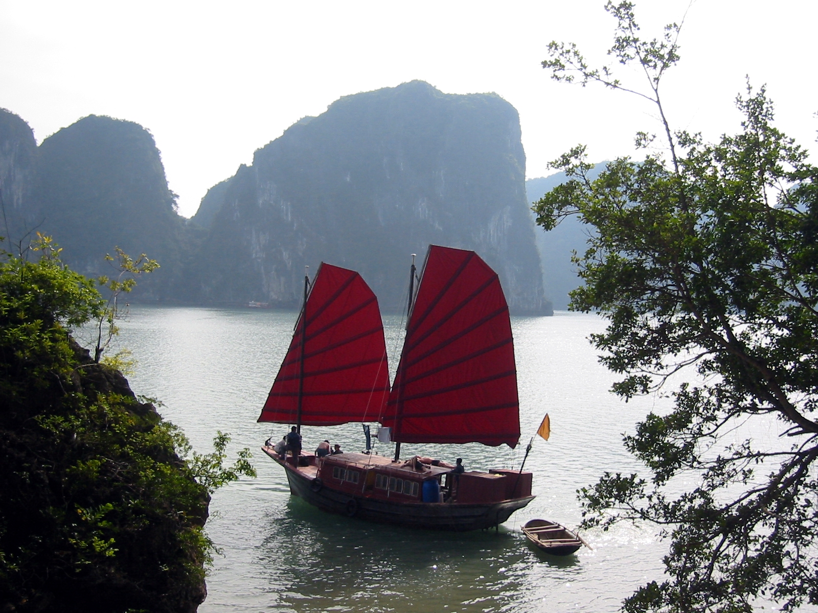 Halong Bay junk boat  destination scenery for NOTE The Scent Lab