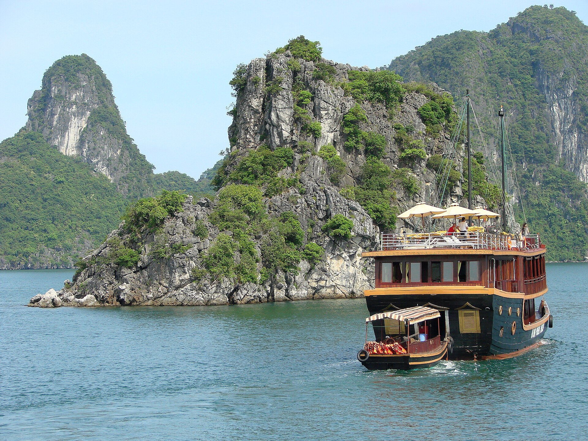 677114incontentvietnamhalongship Perfume Workshop by NOTE The Scent Lab Vietnam Halong ship destination scenery for NOTE The Scent Lab